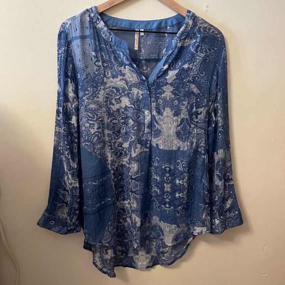 grand & greene Tops - Grand and Greene pretty blue print top and ladies size medium